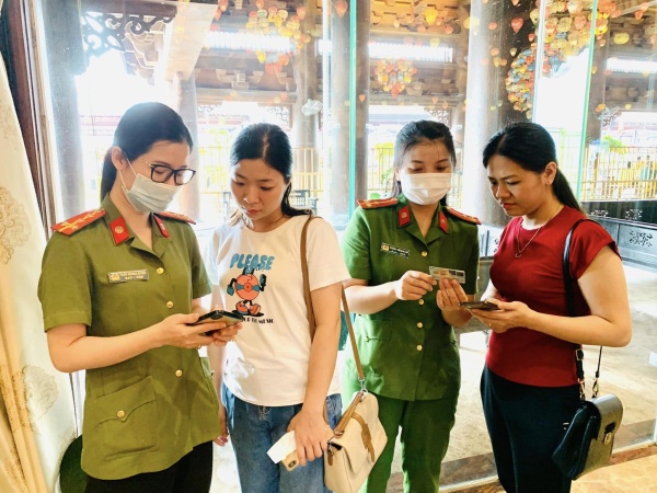 Tuyên truyền, hướng dẫn du khách mang căn cước công dân gắn chip quét mã QR code, ứng dụng VneID tại Khu du lịch Tam Chúc, Kim Bảng