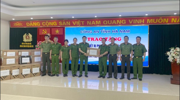 Công an tỉnh Hà Nam trao tặng máy vi tính và thiết bị phục vụ công tác làm sạch dữ liệu dân cư, cấp căn cước công dân cho Công an thành phố Điện Biên Phủ