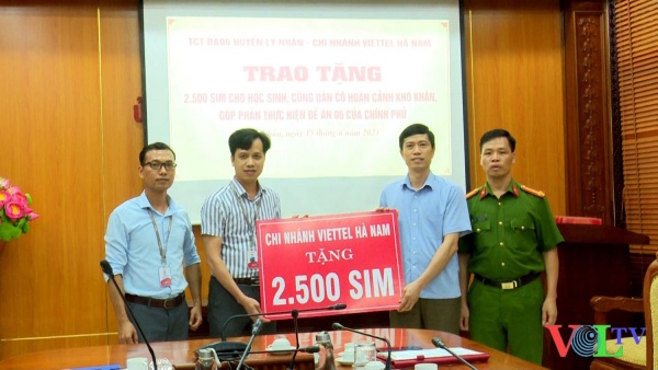 Viettel Hà Nam trao tặng 2.500 sim cho học sinh, công dân có hoàn cảnh khó khăn trên địa bàn huyện