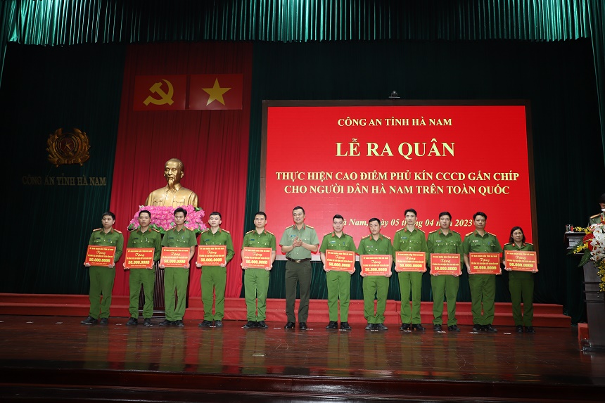 Thừa uỷ quyền của Chủ tịch UBND tỉnh Hà Nam, Đại tá Tô Anh Dũng Giám đốc Công an tỉnh trao quà hỗ trợ của UBND tỉnh cho các tổ công tác lưu động