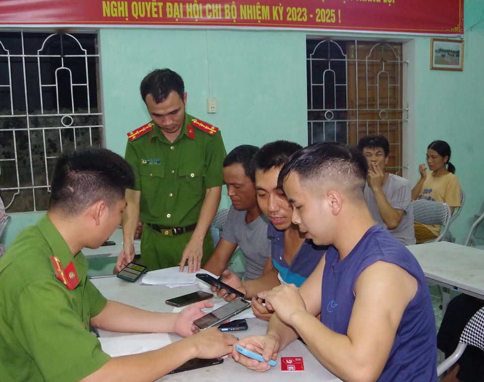Cong an xã Hoang Tay, huyện Kim Bảng hướng dẫn người dân kích hoạt định danh điện tử
