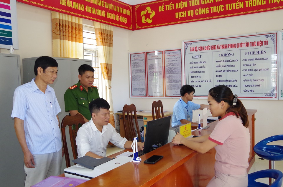 Người dân xã Thanh Phong thực hiện dịch vụ công liên thông